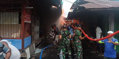 Satgas Yonif Raider 600/Modang Bantu Padamkan si Jago Merah yang Melanda Pemukiman di Kota Agats
