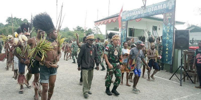  Personel Satgas Yonif 126/KC Dilepas dengan Tarian Adat Papua