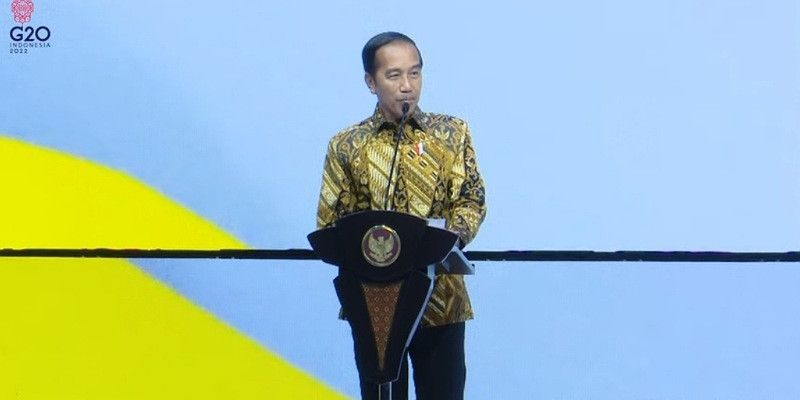 Surya Paloh Serius Perhatikan Pidato Presiden Jokowi di Acara Puncak HUT ke 58 Partai Golkar