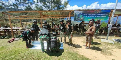 Satgas  Yonif 203/AK Brnahi Pasar Rakyat di Lany Jaya
