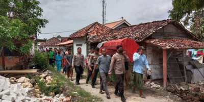 Polsek Torjun Beri Bantuan Sosial Kepada Korban Tenggelam di Sungai Desa Jeruk Porot
