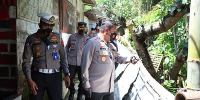 Kapolres Blitar Kota Bersama Kepala BPBD Tinjau Lokasi Tanah Longsor di Kota Blitar