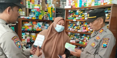 Cegah Munculnya Kasus Gagal Ginjal Akut pada Anak, Kapolsek Torjun Laksanakan Sidak ke Apotik