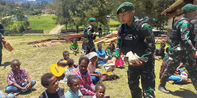 Satgas Yonif Mekanis 203/AK Berbagi Berkat untuk Jemaat Gereja Baptis Wiyaware Distrik Pirime