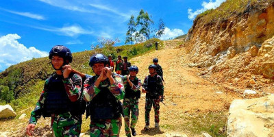 Aksi Cepat Tanggap TNI Beri Pertolongan Pertama ke Warga Papua