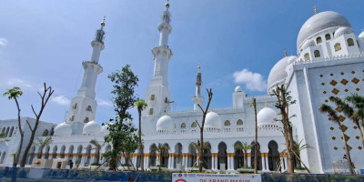 Penyelesaian Akhir Pembangunan Masjid Raya Sheikh Zayed Solo
