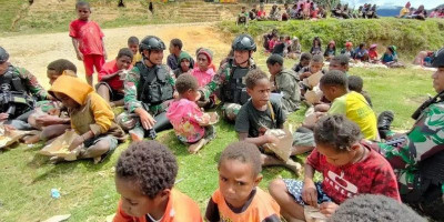 Satgas Yonif Mekanis 203/AK Ajak Anak-Anak Pegunungan Tengah Papua Belajar dan Bermain