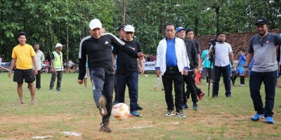 Pembukaan Turnamen Putra Kades Cup 2022 Bupati Sampang Tandai dengan Tendangan Bola Pertama