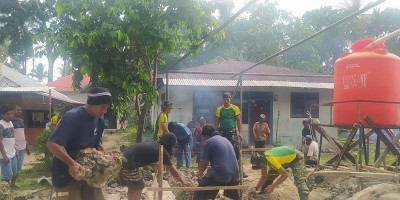 Percepat Pembangunan Masjid, Satgas Yonarmed 1 Kostrad Bahu Membahu Bersama Warga Liang, Maluku