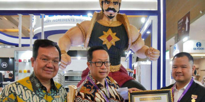Diinisiasi Bakels Indonesia, Replika Gatotkaca Tertinggi Raih Penghargaan MURI