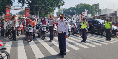 Hari Pahlawan 10 November 2022 di Kota Blitar, Pengendara Berhenti Ikut Heningkan Cipta