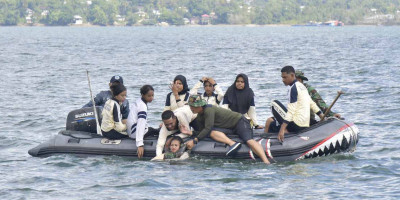 Mahasiswa Stikes Maluku Husada Praktek Evakuasi Medis Laut
