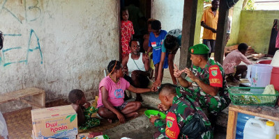 Babinsa Koramil 1710-02/Timika Berikan Bantuan Sembako ke Keluarga Alm. Serda Falerius