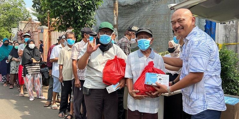 PT Santis Jaya Nusantara Beri Bantuan Paket Sembako ke Warga Pondok Karya