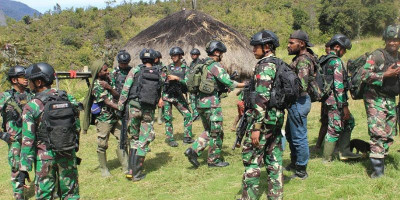 Anggota TNI di Lanny Jaya Terus Pererat Silaturahmi dengan Masyarakat Desa Manggalome