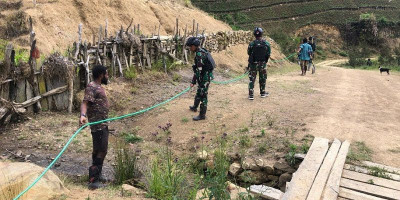 Satgas Yonif Mekanis Bantu Atasi Kesulitan Air Bersih di Desa Yumaneri, Papua