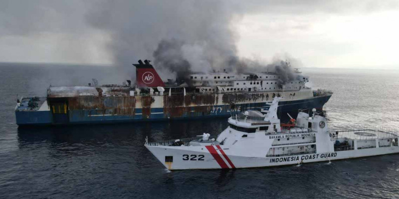 Kapal Patroli Bakamla RI Evakuasi Kapal Terbakar di Selat Bali