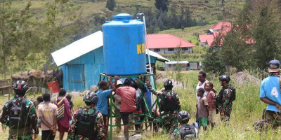 Satgas 303 Bantu Alirkan Air Bersih untuk Masyarakat Distrik Ilaga Papua