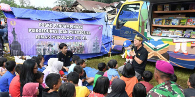 Tim Psikologi TNI AL Berikan Trauma Healing Bagi Korban Bencana Cianjur