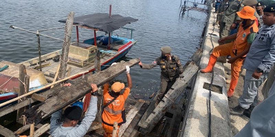 Bakamla RI Tertibkan Dermaga Liar Sepanjang Tanggul Pengamanan Pantai Jakarta