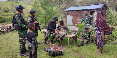 Anggota Satgas TNI Kunjungi Mantan Panglima Perang Distrik Makki Papua