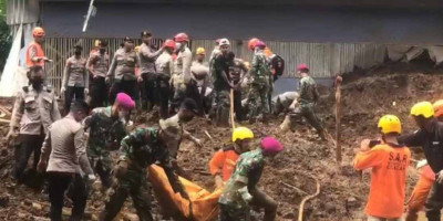 TNI AL dan SAR Gabungan Berhasil Evakuasi 13 Warga Tertimbun Longsor di Cianjur