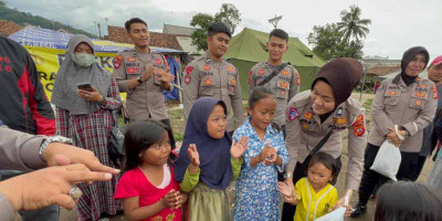 Hilangkan Kesedihan Kepada Korban Gempa, Polri Gelar Trauma Healing