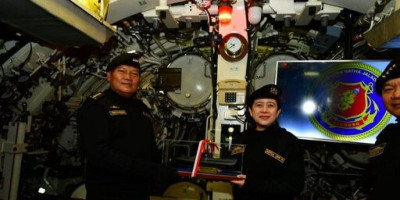 Naik Kapal Selam KRI Alugoro-405, Puan Terima Brevet Kehormatan TNI AL