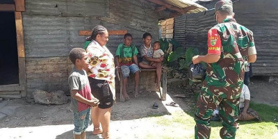 Babinsa Koramil 1714-02/Ilu Bagikan Sembako ke Warga Kurang Mampu