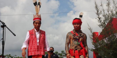 Panglima Jilah Pastikan Pasukan Merah Suku Dayak Kawal Jokowi Satu Komando