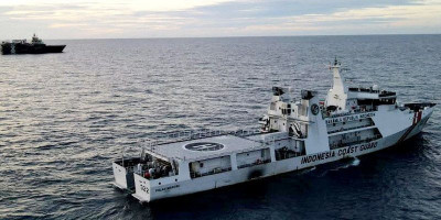 Drifting Seenaknya, Kapal Bahama Ditertibkan KN Pulau Marore-322 Bakamla RI 
