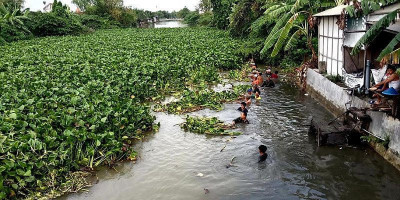 Babinsa Glagah Lakukan ini ketika Masuk ke Sungai