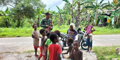 Anak-Anak di Papua Senang Bercengkrama dengan Babinsa