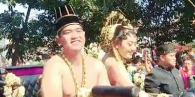 Saat Kirab Pengantin Kaesang dan Erina Sebar Udik-Udik Berisi Uang