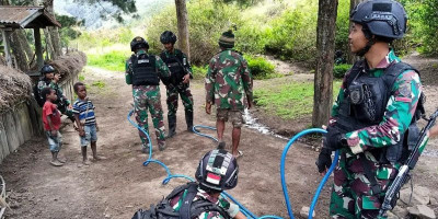 Kesulitan Warga Wenam Papua Berhasil Diatasi oleh Yonif Mekanis 203/AK