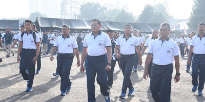Prajurit dan PNS Korps Marinir wilayah Jakarta olahraga bersama Kasal
