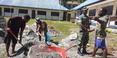 Babinsa Koramil Beoga Karya Bhakti bersama Masyarakat Bantu Bangun Gedung SMPN 1 Beoga