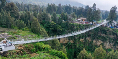 Uji Beban Jembatan Kaca Seruni Point di KSPN  Bromo - Tengger - Semeru
