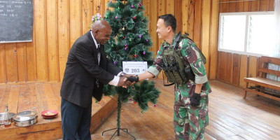 Perayaan Natal Semakin Meriah dengan Pohon Natal dari Satgas Yonif Mekanis 203/AK