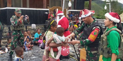 Kodim 1714/Puncak Jaya Berbagi Kegembiraan Natal