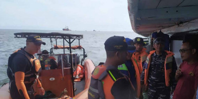TNI AL Bantu Evakuasi Kecelakaan Kapal di Perairan Tanjung Selokan Sumsel