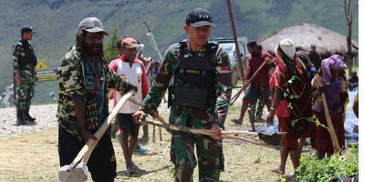 Satgas Yonif Mekanis 203/AK Adakan Acara Bakar Batu