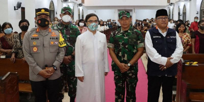 Pastikan Perayaan Natal Kota Blitar Aman, Kapolresta bersama Walikota Cek Gereja dan Pos Pengamanan
