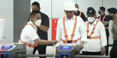 Presiden Jokowi Jajal LRT dari Cibubur hingga TMII