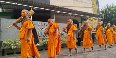 Ritual Dari Candi Mendut ke Borobudur, Ratusan Calon Samanera Lakukan Prosesi Tudong