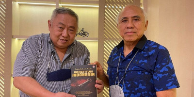 Lieus Sungkharisma Tentang Buku Untaian Butir-Butir  Mutiara Konstitusi Indonesia Karya Mayjen TNI (Purn) Prijanto