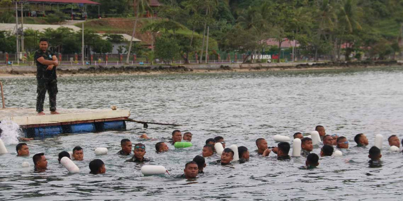 Tingkatkan Kemampuan Berenang Prajurit Batalyon Infantri 7 Marinir Laksanakan Renang PDL