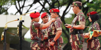 Panglima TNI Laksamana Yudo Margono Terima Brevet Komando Baret Merah