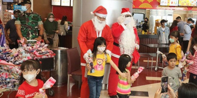 Anggota Yonif Mekanis 516 Jadi Sinterklas Bagi Hadiah Natal untuk Anak-Anak