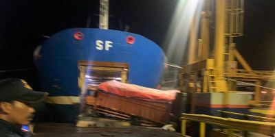 Diduga Bermuatan Lebih, Truk Jatuh ke Laut di Dermaga 5 Merak 